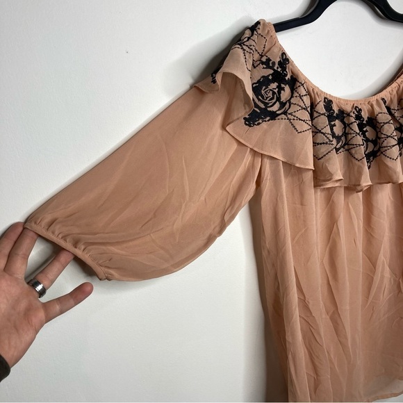 Boutique forever 21 neutral sheer off the shoulder blouse size large - Picture 2 of 7